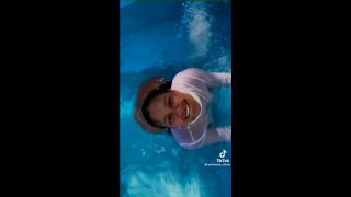 Tokischa de Puta en la Piscina