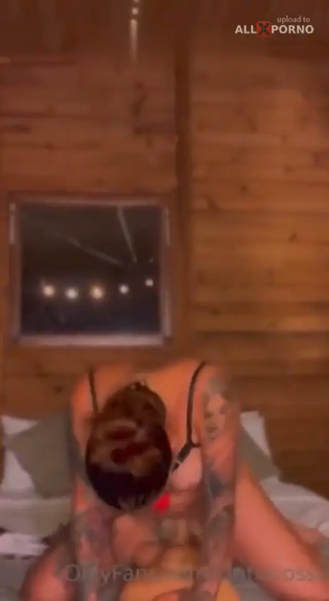 Cintia Cossio estrena su juguete en un short privado
